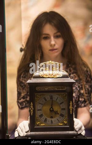 London UK 21 June 2021 Bonhams London , Prints, Decorative Arts and Fine Clocks Sale EIN Ebenholz aus dem späten 17. Jahrhundert, furniert, ein Viertel wiederholender Tischzeitmesser von Thomas Tompion. Circa 1680-85 Schätzung: £65,000 -90.000 Paul Quezada-Neiman/Alamy Live News Stockfoto