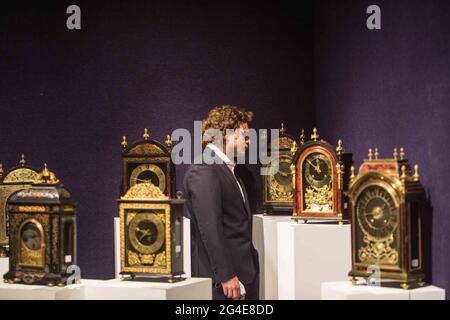 London UK 21 June 2021 Bonhams London , Fine Clocks 17. Jahrhundert Continental table Clocks Paul Quezada-Neiman/Alamy Live News Stockfoto
