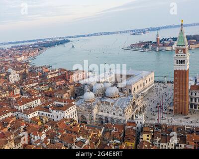 Panoramablick auf Venedig, den Campanile von San Marco und die Basilika Santa Maria della Salute. Italien Stockfoto