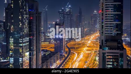 Atemberaubende Nacht in der Innenstadt von Dubai mit den höchsten Wolkenkratzern bei Sonnenuntergang. Dubai, Vereinigte Arabische Emirate Stockfoto