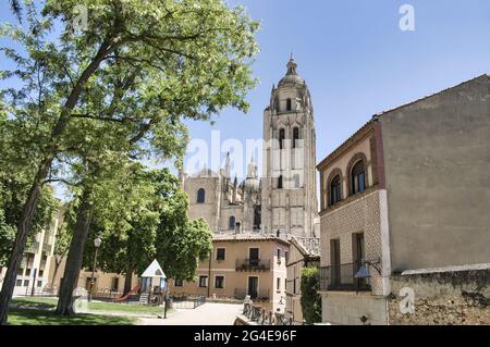 Nahaufnahme der Kathedrale von Segovia vom Platz La Merced in Spanien Stockfoto