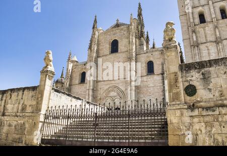 Niedrige Winkelaufnahme der Treppe mit geschlossenem Tor zur gotischen Kathedrale von Segovia in Spanien Stockfoto