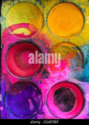 Bunte Aquarell-Farbpalette in Kreisen schmutzig gesetzt Stockfoto
