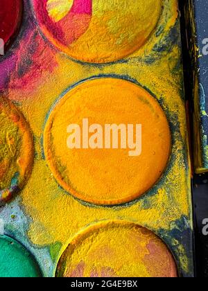 Bunte Aquarell-Farbpalette in Kreisen schmutzig gesetzt Stockfoto