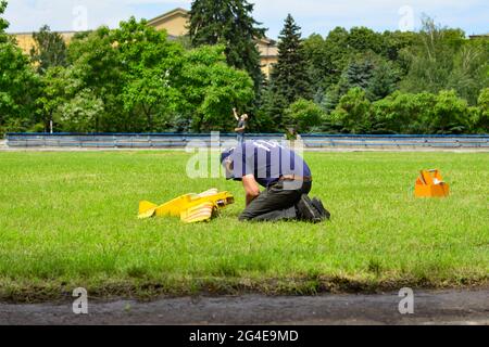 Athlet Aeromodelismus mit Modellflugzeugen. Flugzeugmodell Reparatur im Feld Stockfoto