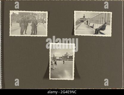 . Albumblatt mit drei Fotos der deutschen Soldaten bei einem Ausflug nach Scheveningen. Ein Foto am Bahnhof Hollands Spoor, zwei andere am Strand. Seite 35 aus Fotoalbum. Stockfoto