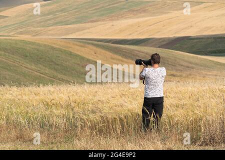 Fotograf mit Kamera auf Bauernhöfen fotografieren Landschaft Stockfoto