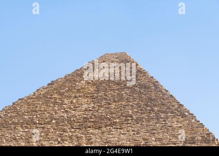 Die große Pyramide von Khufu oder Cheops-Pyramide ist die älteste und größte der drei Pyramiden im Pyramidenkomplex von Gizeh, oben auf der Pyramide ohne Pyramidon. Giz Stockfoto