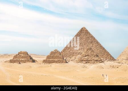 Pyramiden von Gizeh in Kairo, Ägypten. Gesamtansicht der Pyramiden vom Gizeh Plateau drei und Satellitspyramiden auf der Vorderseite. Weiter in Ordnung Pyramide von Menkaur Stockfoto