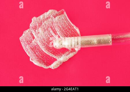 Holographische kosmetische Abstrich auf dem hellrosa Hintergrund mit Pipette von Tropf in der Nähe. Stockfoto