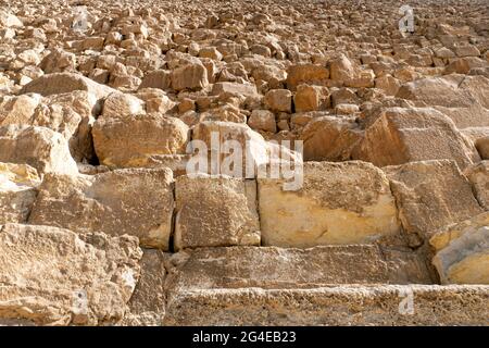 Steinmauer der ägyptischen Pyramiden in Gizeh, Nahaufnahme. Neigung von drei großen Pyramide von Gizeh Pyramidenkomplex und Himmel hinter. Hintergrund der Pyramidenziegel Stockfoto