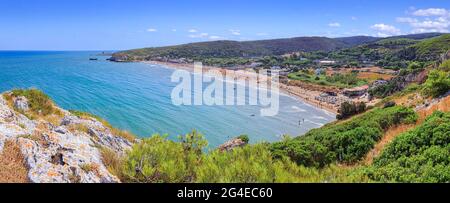 Die schönsten Strände Apuliens: Der von zwei Felsen umschlossene Strand Manaccora erstreckt sich wenige Kilometer von Peschici entfernt im italienischen Gargano. Stockfoto