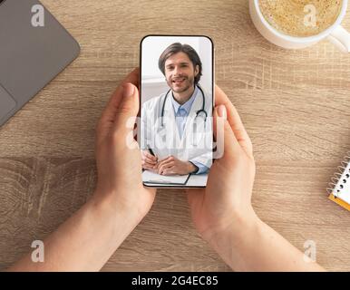 Frau, die während der Arbeit im Büro einen Videoanruf mit dem Arzt führt Stockfoto