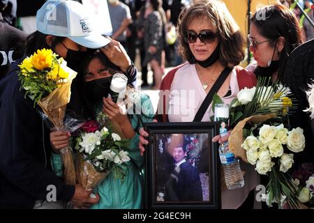 Peking, USA. Mai 2021. Verwandte trauern um die Opfer einer Massenerschießung in San Jose, Kalifornien, USA, 27. Mai 2021. Quelle: Wu Xiaoling/Xinhua/Alamy Live News Stockfoto