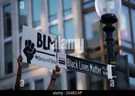 Peking, China. Juni 2020. Das am 8. Juni 2020 aufgenommene Foto zeigt einen Protestierenden, der ein Schild mit der Aufschrift „Black Lives Matter“ in der Nähe des Weißen Hauses während einer Demonstration über den Tod von George Floyd in Washington, DC, USA, hält. Quelle: Liu Jie/Xinhua/Alamy Live News Stockfoto