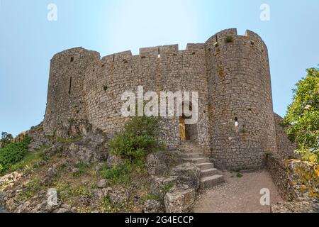 FRANKREICH - AUDE (11) BURG PEYREPERTUSE. NIEDRIGES GEHÄUSE. EINGANG DES ALTEN KERKERS. Stockfoto