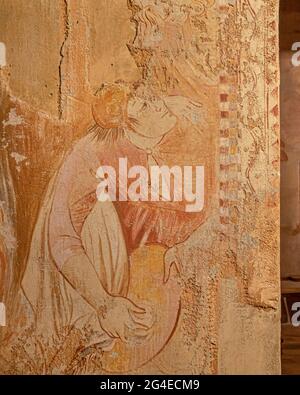 FRANKREICH - AUDE (11) VILLEROUGE-TERMENES CASTEL. EIN WEITERES RESTAURIERTES FRESKO, DAS EINE DER TÜREN UMGAB, DIE ZUGANG ZU DEN ZEREMONIELLEN RÄUMEN GAB. Stockfoto