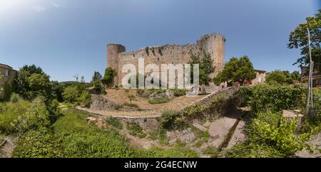 FRANKREICH - AUDE (11) VILLEROUGE-TERMENES CASTEL. DAS BEFESTIGTE GEHEGE VON SÜDEN AUS GESEHEN. IM VORDERGRUND, YOULES STREAM, TROCKEN IM SOMMER. Stockfoto