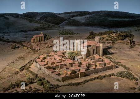 FRANKREICH - AUDE (11) VILLEROUGE-TERMENES CASTEL. MODELL DES DORFES UND DER BURG IM MITTELALTER. Stockfoto