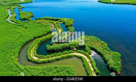 Die Schönheit des Bosten Sees im Sommer in Bayingolin, Xinjiang, China am 20. Juni 2021. (Foto: TPG/cnsphotos) Stockfoto