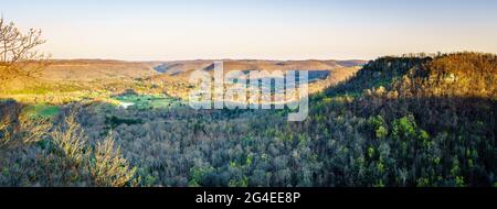 Panoramablick auf die Landschaft in der Nähe von Berea, Kentucky vom Eagle Nest Point im Wandergebiet Pinnacles Stockfoto