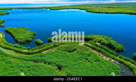 Die Schönheit des Bosten Sees im Sommer in Bayingolin, Xinjiang, China am 20. Juni 2021. (Foto: TPG/cnsphotos) Stockfoto