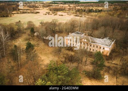 Weißrussland. Luftaufnahme Eines Verlassenen Ehemaligen Verwaltungsgebäudes In Der Tschernobyl-Zone. Katastrophe In Tschornobyl. Heruntergekommenes Haus Stockfoto