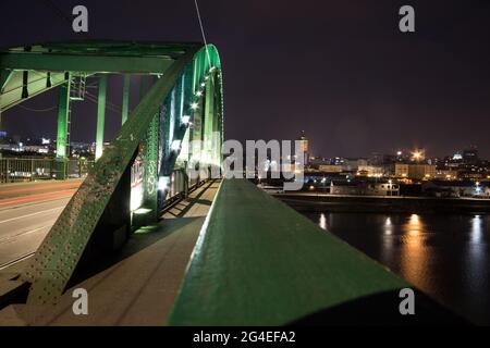 Bild des Stadtzentrums von Belgrad und des savamala-Viertels von der alten sava-Brücke aus gesehen, oder stari savski Most, in Belgrad, Serbien. The Old Sav Stockfoto