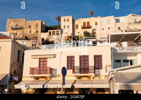 Teilweise Blick auf die Altstadt (Chora) und das Schloss vom Hafen. Naxos, Griechenland. Stockfoto