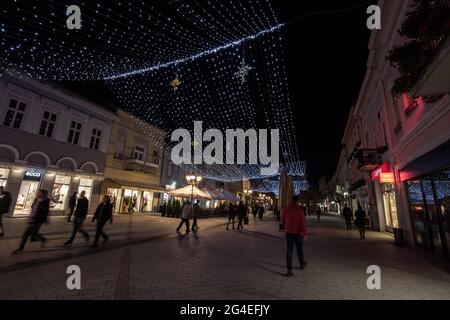 Bild der Weihnachtsdekoration in der Fußgängerzone von Zmaj Jovina Ulica, in Novi Sad, Serbien, während eines Winterabends. Novi Sad ist das zweite l Stockfoto