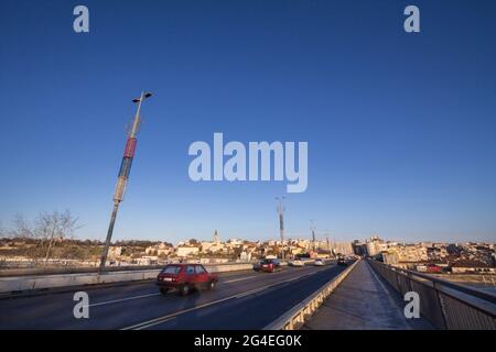 Bild des Flusses Sava in Belgrad, der Hauptstadt Serbiens, mit Brankows Brücke über den Fluss und dem ikonischen Stadtteil Stari Grad in Backgr Stockfoto