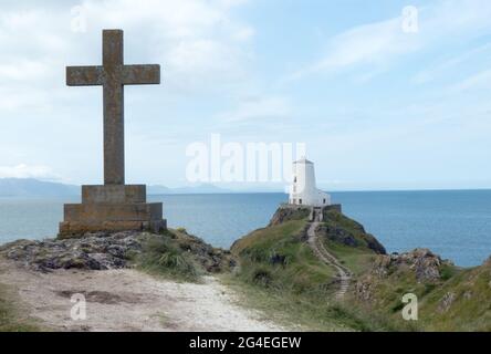 Überqueren und Twr Mawr Leuchtturm Llanddwyn Island Anglesey Stockfoto