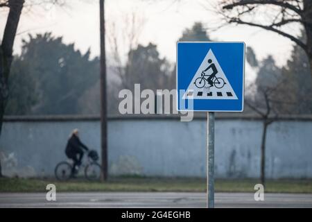 Abbildung eines Straßenschilds, das den europäischen Vorschriften nachkommt und Autos auf das Vorhandensein einer Fahrradüberquerung hinweist. Stockfoto