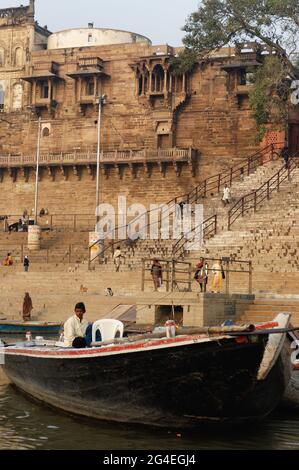 Viele Boote können entlang des Flussufers auf dem heiligen Fluss Ganga ganga in Varanasi, Uttar Pradesh, Indien, gesehen werden Stockfoto