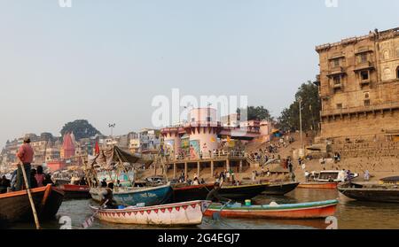 Viele Boote können entlang des Flussufers auf dem heiligen Fluss Ganga ganga in Varanasi, Uttar Pradesh, Indien, gesehen werden Stockfoto