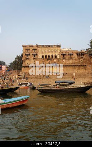 Viele Boote können entlang des Flussufers auf dem heiligen Fluss Ganga ganga in Varanasi, Uttar Pradesh, Indien, gesehen werden Stockfoto