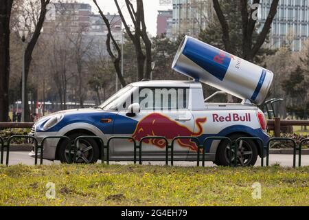 Bild eines Autos mit einer gian Dose darauf mit dem Werbelogo des Red Bull. Red Bull ist ein Energy Drink, der von der Red Bull GmbH, einem österreichischen Unternehmen, verkauft wird Stockfoto