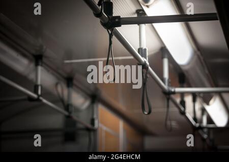 Bild eines Haltegriffe in einem S-Bahnhof, innen, ohne jemanden. Diese Greifer werden von Passagieren verwendet. Stockfoto