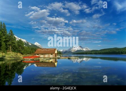 ROTEN KANUS BOOTSHAUS LAKE MALIGNE JASPER NATIONALPARK ALBERTA KANADA Stockfoto