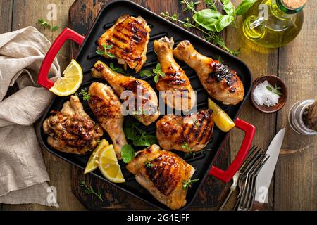 Gegrillte Hähnchenschenkel und Drumsticks mit Honigglasur Stockfoto