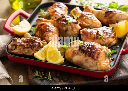 Gegrillte Hähnchenschenkel und Drumsticks mit Honigglasur Stockfoto