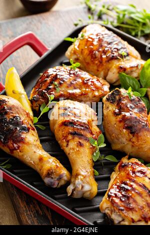Gegrillte Hähnchenschenkel und Drumsticks mit Honigglasur Stockfoto