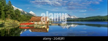 ROTEN KANUS BOOTSHAUS LAKE MALIGNE JASPER NATIONALPARK ALBERTA KANADA Stockfoto