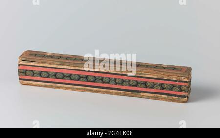 . Rechteckige Fächerbox aus dickem Papier mit Seide mit Honiggradmuster, in dem gelbe Hakenkreuze, auf rotem Papier. Auf der Innenseite des Deckels ist ein roter Huchong aufgedruckt. Stockfoto