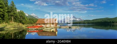 ROTEN KANUS BOOTSHAUS LAKE MALIGNE JASPER NATIONALPARK ALBERTA KANADA Stockfoto