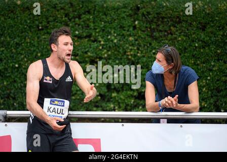 Niklas KAUL (GER/USC Mainz) mit seiner Trainerin und Mutter Stefanie KAUL im Hochsprung der Männer, am 19. Juni 2018 Allroundtreffen der Leichtathletik-Stadtwerke Ratingen, vom 19. Juni. - 20.06.2021 in Ratingen/Deutschland. Â Stockfoto