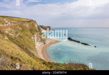 Panorama-KüstenklippenDraufsicht auf man O'war Bay an der malerischen Küste der zum Weltkulturerbe gehörenden Jurassic Coast bei Durdle Door in Dorset, SW England Stockfoto
