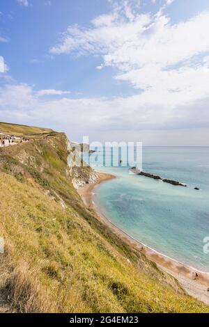 Panorama-KüstenklippenDraufsicht auf man O'war Bay an der malerischen Küste der zum Weltkulturerbe gehörenden Jurassic Coast bei Durdle Door in Dorset, SW England Stockfoto
