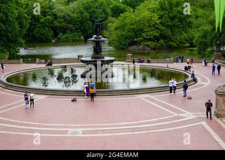 Menschen mischen sich, posieren für Fotos, um den Belvedere-Brunnen im Central Park, New York, NY, USA. Stockfoto