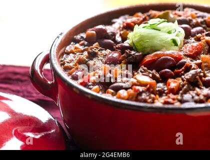 Chili con Carne in großen Familie Kochtopf , verschwommener Hintergrund Kopie Platz links Stockfoto
